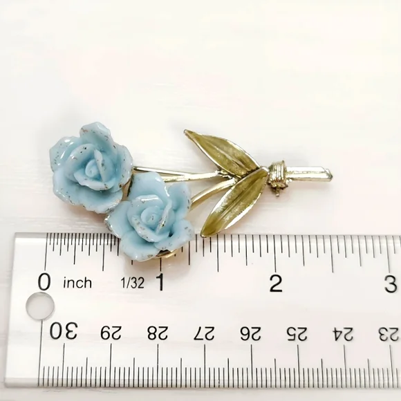Vintage CORO Baby Blue Porcelain Double Rose Enameled Leaf Brooch Pin - Picture 10 of 11